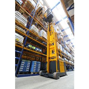 Préparateur de commandes électrique tridirectionnel EKX 410 de Jungheinrich pour le stockage et déstockage de palettes